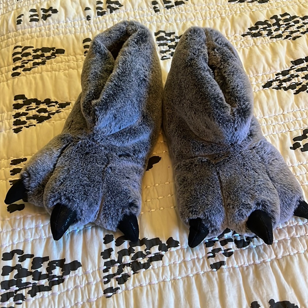 Like New Gray Wolf Slippers Kids Large 4/5